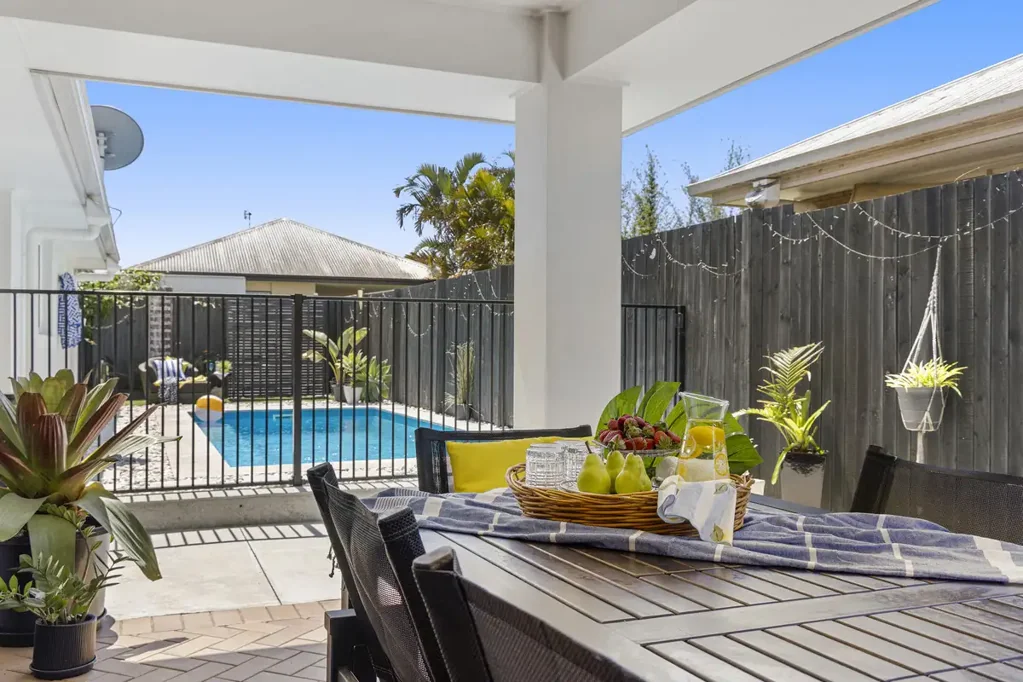 Caloundra West 4房  Ultimate Family Package: Spacious Modern Living + a Pool!