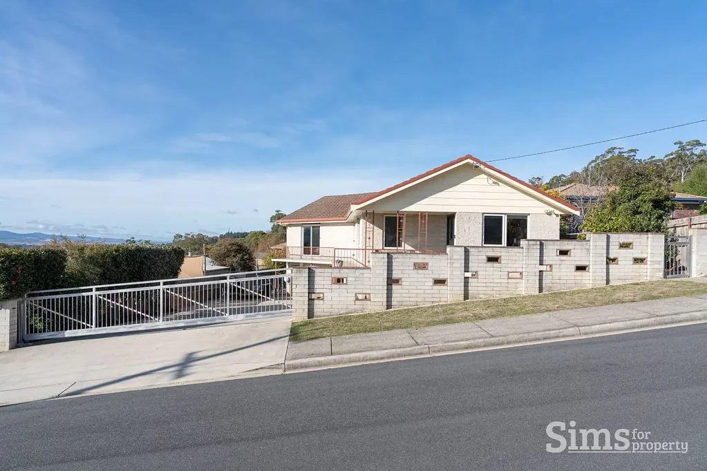 Trevallyn 3 Bedroom Elevated Living with Expansive Panoramic Tamar River Views, Distant Mountains and the Vibrant City of Launceston!