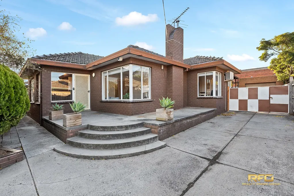 St Albans 3 Bedroom Prime Location – Renovated Brick Veneer Home with Dual Potential!