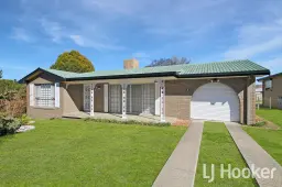 Eight Sequoia Place, Inverell