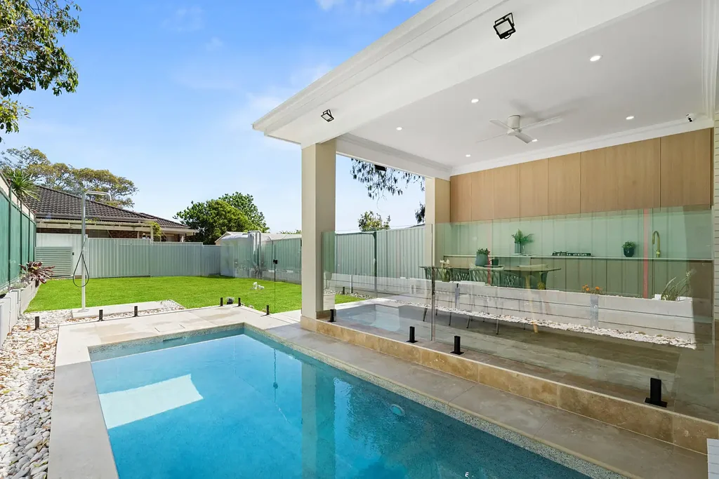 Loftus 5房 全新联排别墅 399平平地 宽敞卧室 主卧套房 岛台厨房 户外泳池 精致装修 STUNNING.