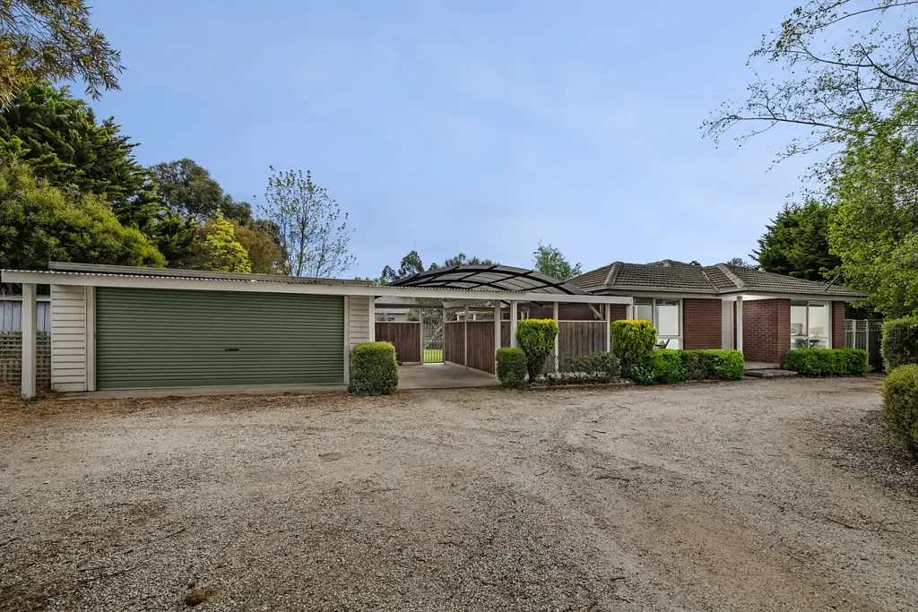 16 Gordon Crescent, Romsey, VIC 3434