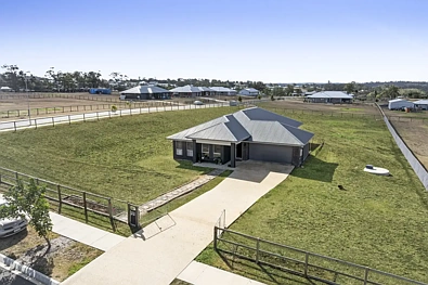 Meringandan West 4 Slaapkamer Sophisticated Family Living on a Premium Corner Acreage