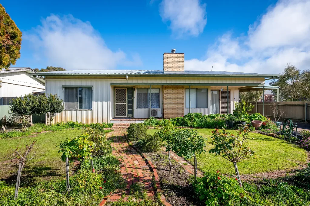 Nhill 3房  Perfectly Positioned for Family Living