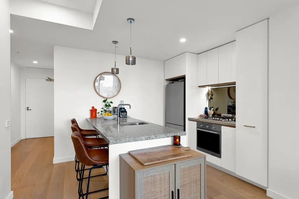 Brunswick East 2房 Lygon Place精致公寓 高级安保空调大厅 Ilve电器时尚厨房 开放式空间宽敞露台 门口电车停靠站 Secure Income & Strong Rental Return – Leased at $650 Per Week