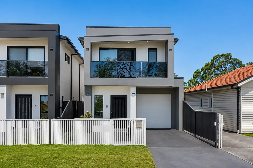 Canley Vale 5房  Spacious 5-Bedroom Family Residence in a Highly Sought-After Location
Positioned in one of Canley Vale’s most highly sought-after pockets, this impressive detached residence presents an outstanding o