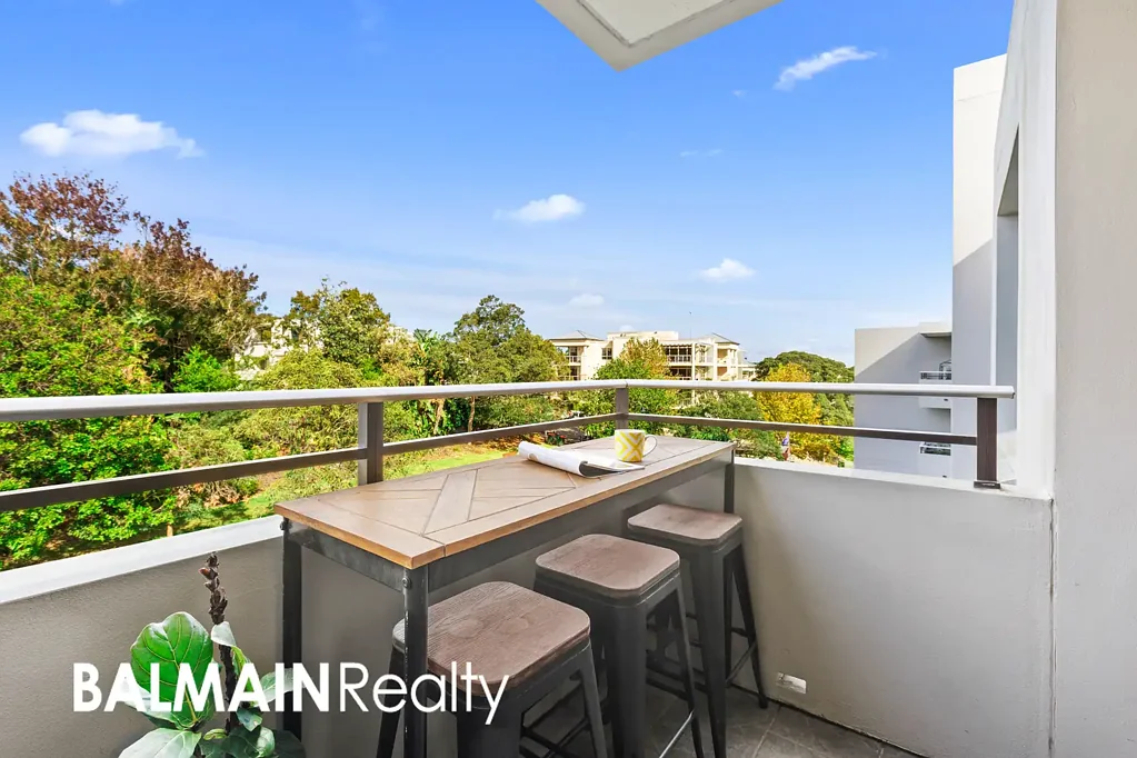 One Bedroom Apartment With Air-Conditioning in the Popular Balmain Shores Complex
