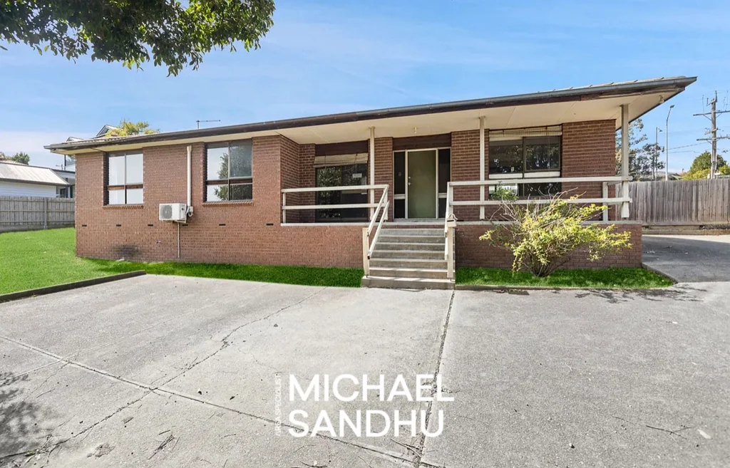 Chirnside Park 3 Bedroom The Brief: Outstanding Opportunity for development (STCA) Or for Dental/Medical/Allied Health Professionals
