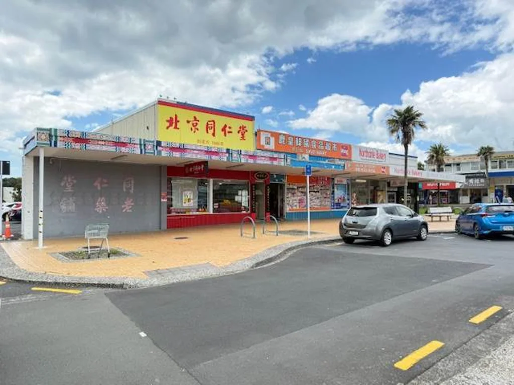 Northcote PROMINENT SHOP WITH CAR PARKING