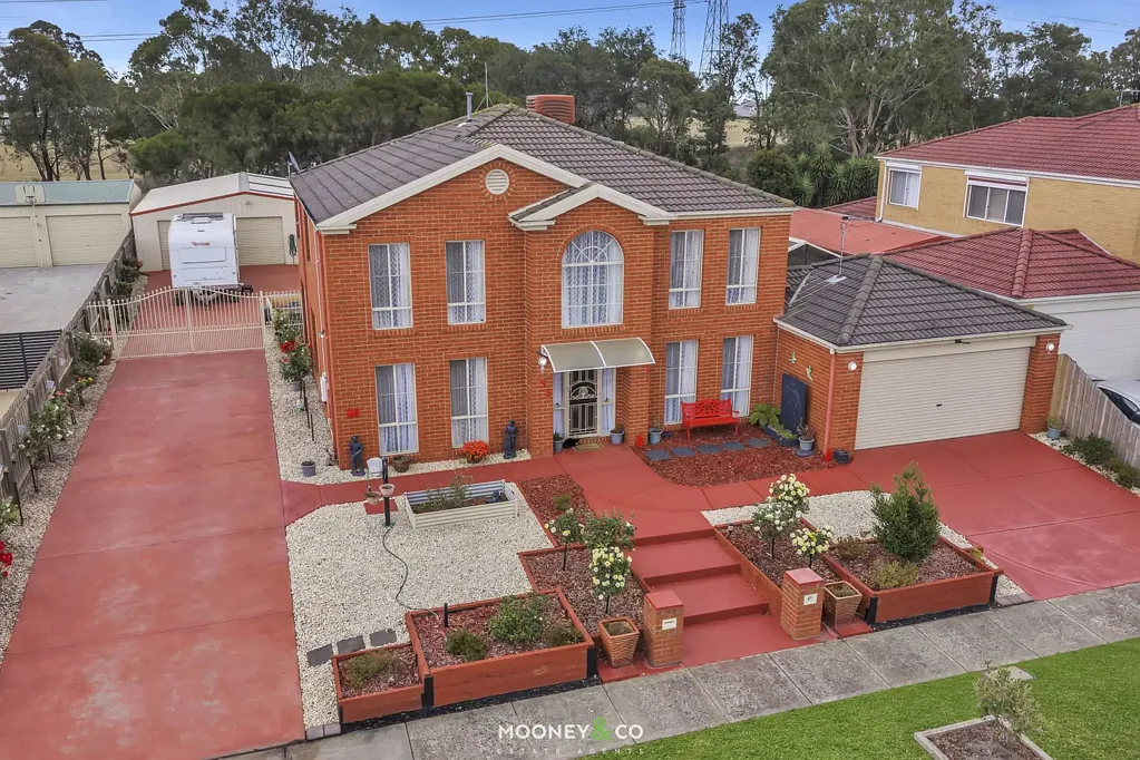 Cranbourne 5房 Brookland Greens 地段 1000平米宽地 五房四区 燃气厨房 四卧带柜 主卧套房 双车库棚屋 超大储物 户外用餐 保护区通道 Perfect for Families, Entertainers & Hobby Lovers