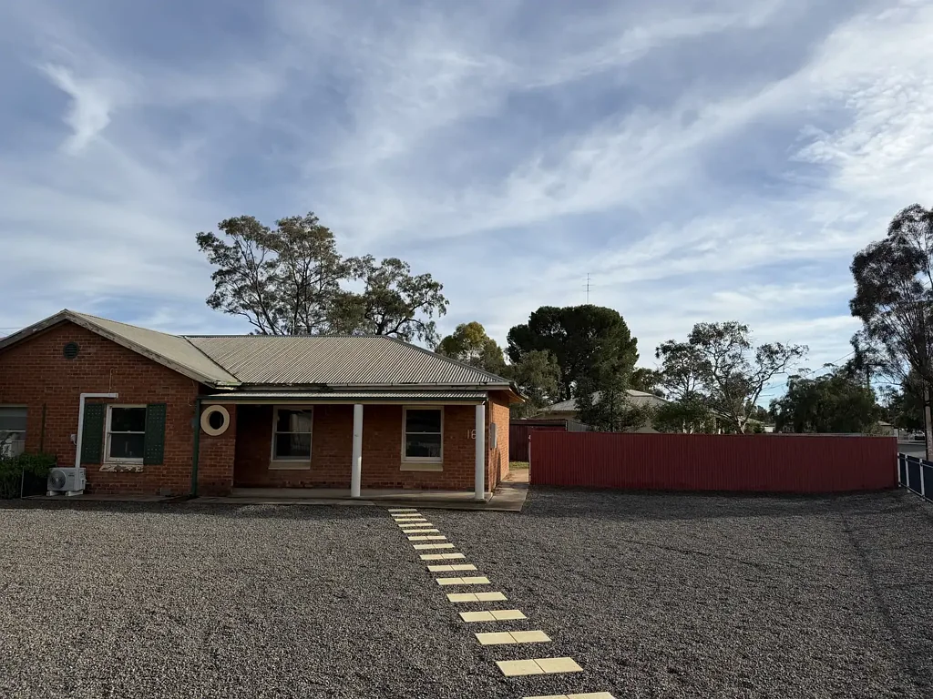 Newley Renovated - 3 Bedroom Maisonette
