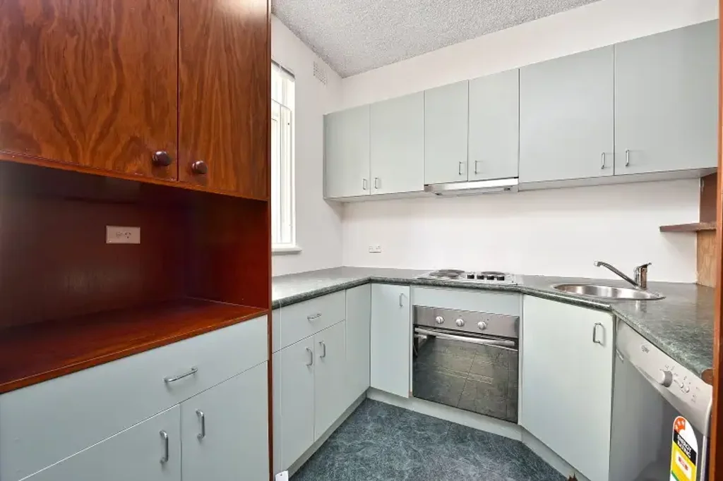 Conveniently Located Groud Floor Apartment