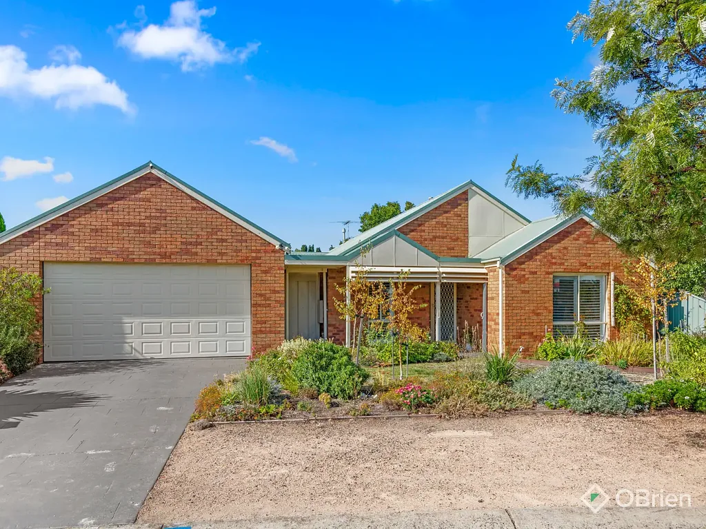 Wyndham Vale 3房 公园临界面 605sqm宽地块 高拱顶设计 女主人厨房 三配套卧 主卧套房 双车库穿行 pergola娱乐空间 果树草坪空间 Parkfront Perfection in the Heart of Wyndham Green!