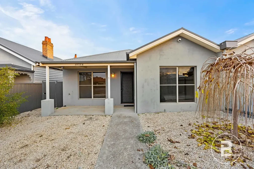 Ararat 3Moenga Modern Living with Great Shedding in Prime Location