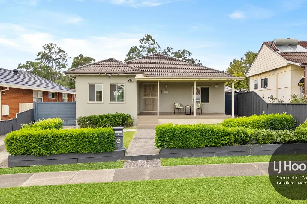 Merrylands 5房 宽敞556㎡地块 朝北朝向 五卧四卫 现代厨房Caesarstone 双车库 舒适生活 潜力无限 Spacious Family Living with Future Duplex Potential (STCA)