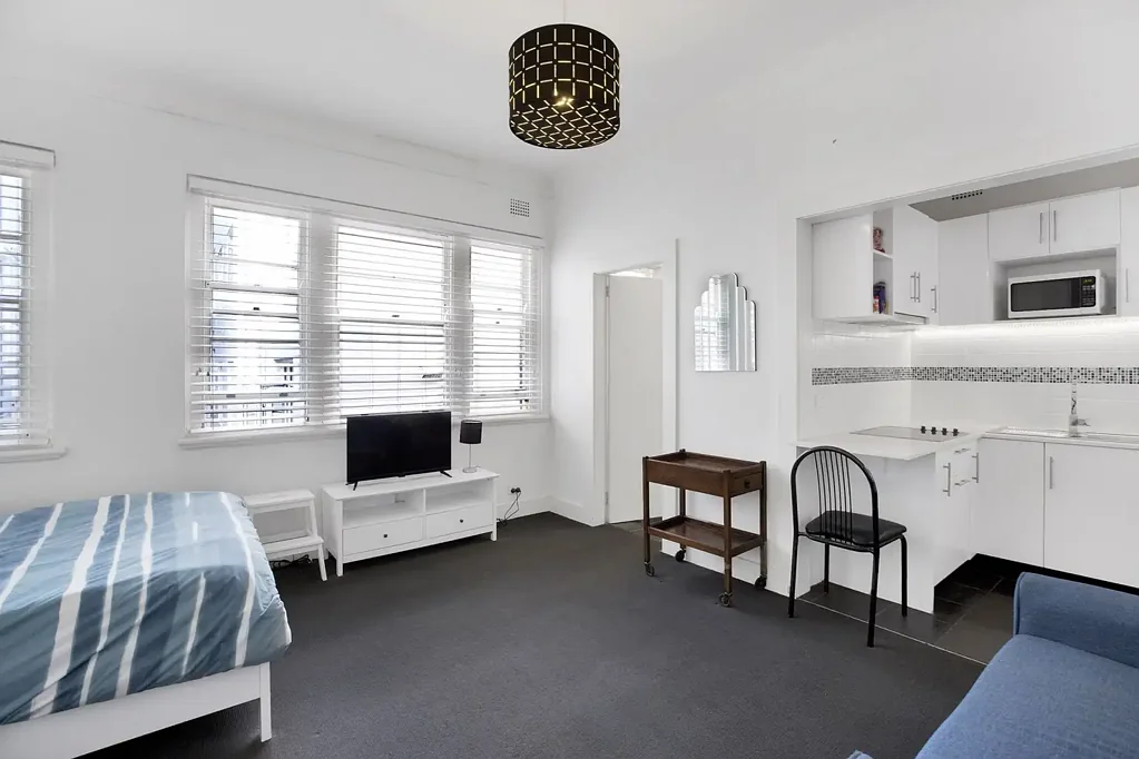 Fully furnished Art Deco Studio in Prime Location
