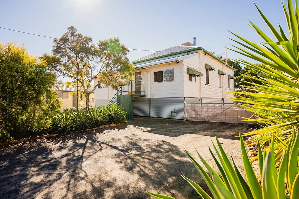 Roma 3房  Charming High-set Queenslander - Light-Filled, Spacious, and Full of Character