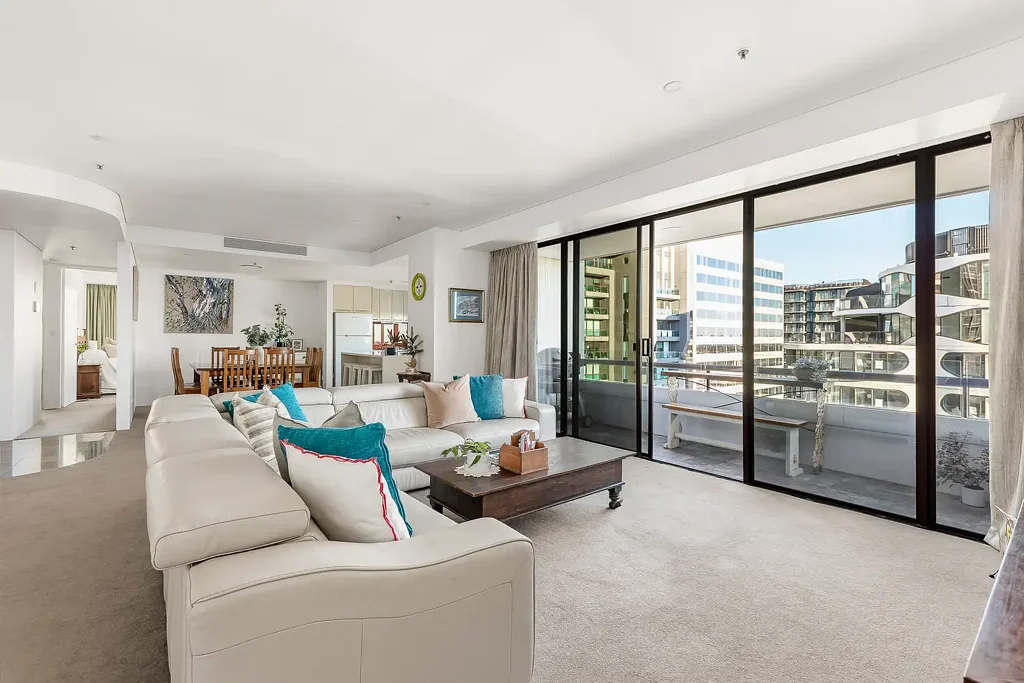 Melbourne 3chambre Expansive Lakefront Living in Sky Apartments