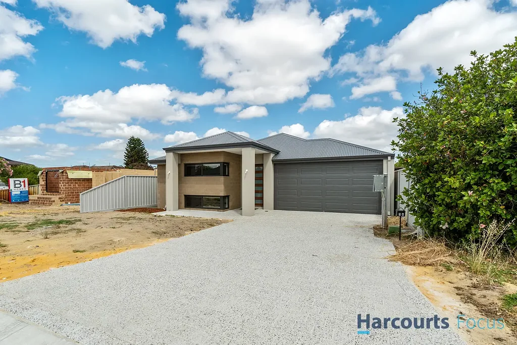 3 Bed 2 Bath Double Garage - Low Maintenance Block