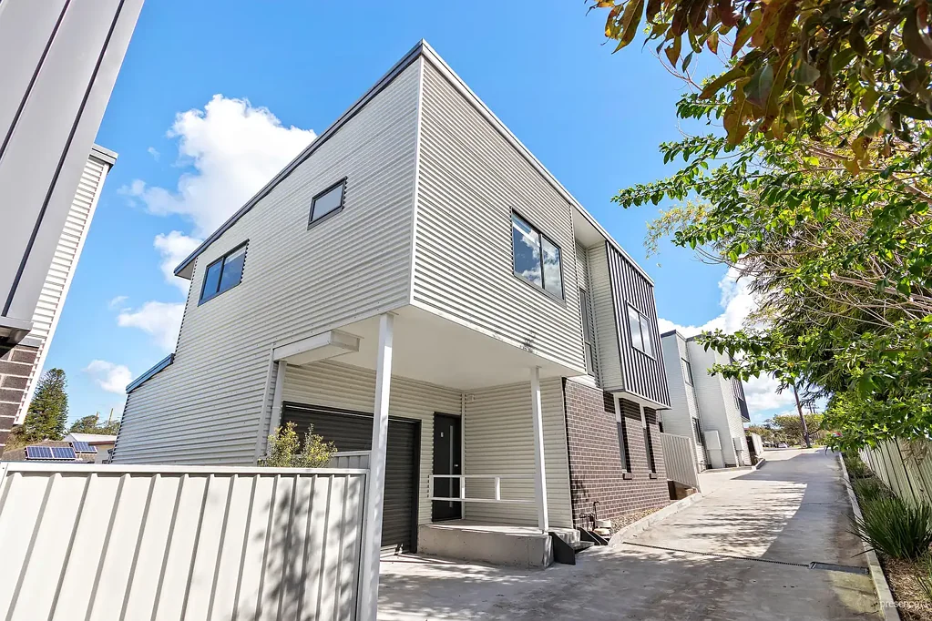 Elermore Vale 4ਬੈੱਡਰੂਮ Buy one or both – contemporary townhome ideal for investors