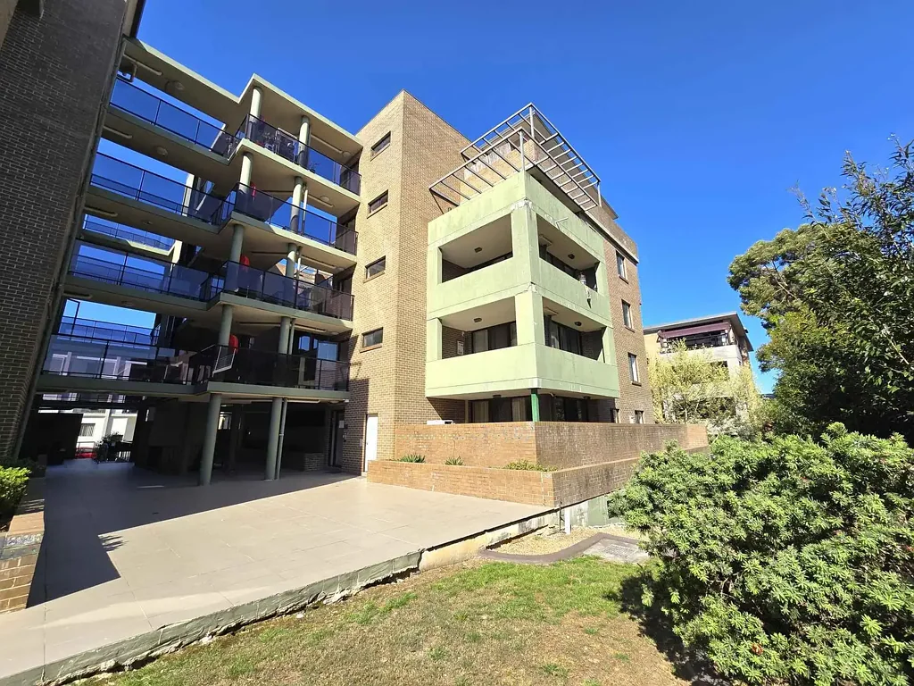 MODERN APARTMENT IN DESIRABLE LOCATION