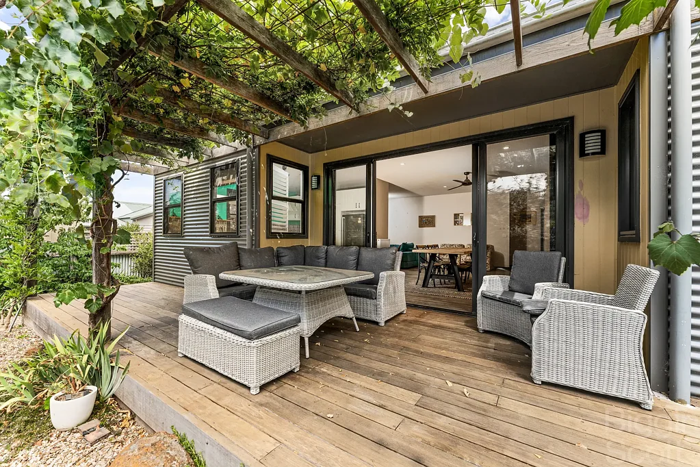 Daylesford 3ห้องนอน Contemporary Energy-Efficient Home Set in Established Gardens