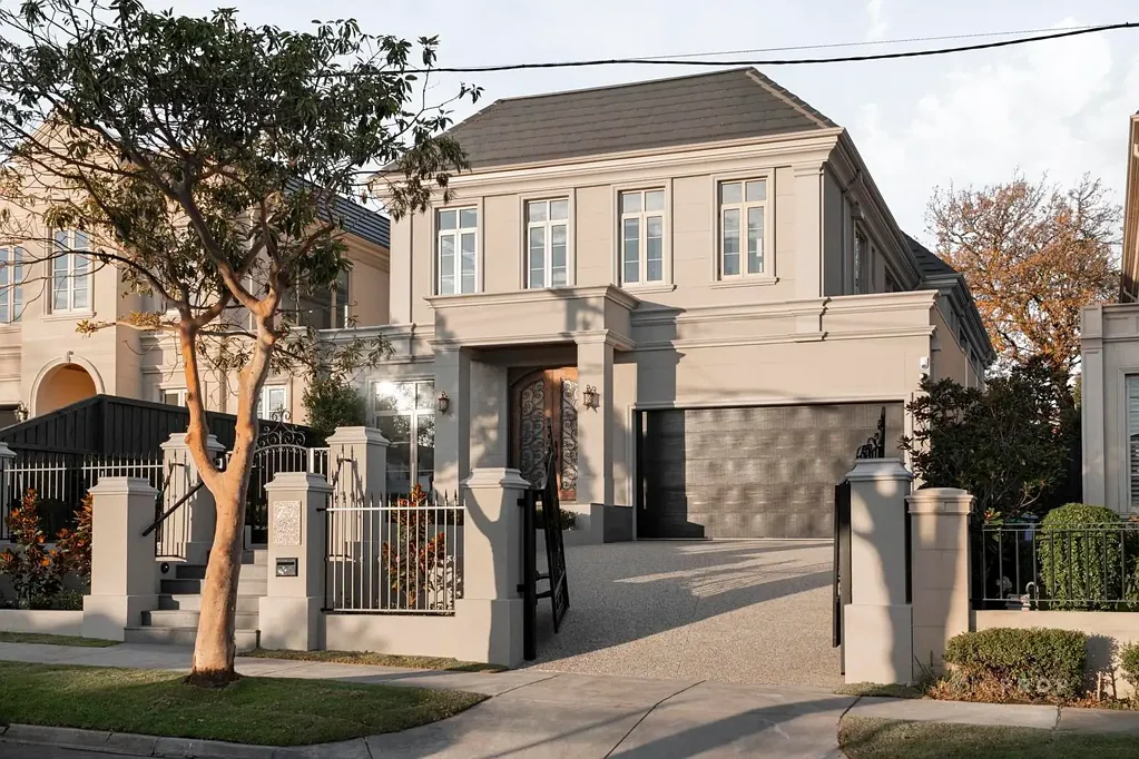 Balwyn North 5房 法国省风格杰作 Balwyn高北学区 高端石材台面 欧洲电器 双层入口门厅 双车库 学区房 无与伦比生活品质 A Landmark of French Provincial Grandeur in the Balwyn High School Zone