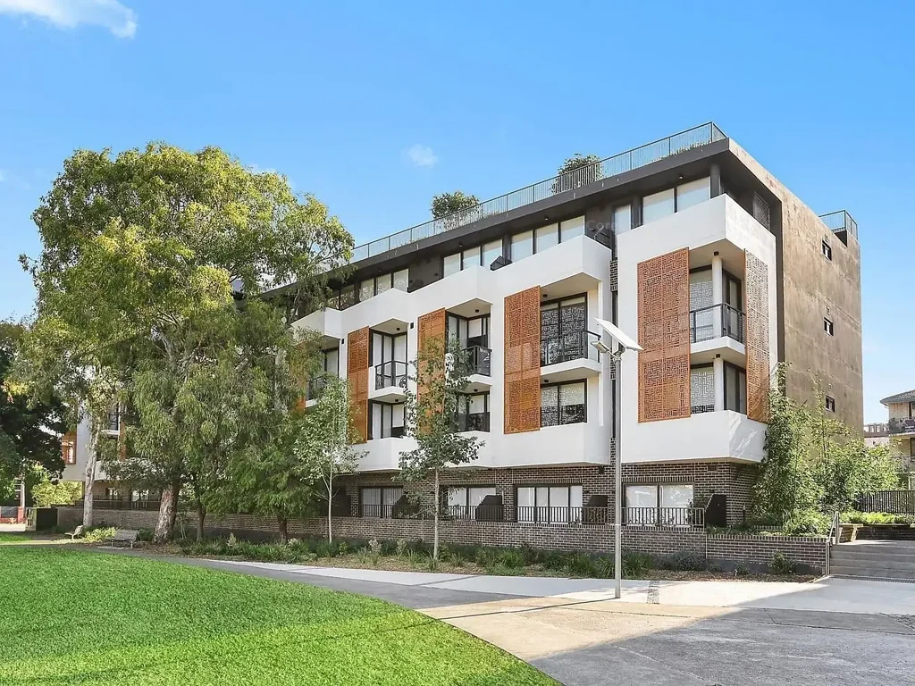 Contemporary Comfort Meets Parkside Serenity