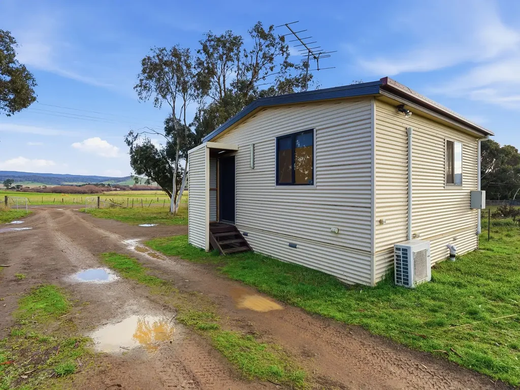 Charming & Classy One-Bedroom Retreat in Bothwell