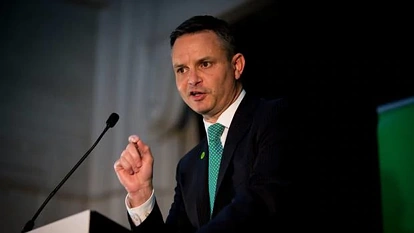 突发！绿党党魁上班路上遇袭！眼睛被打青！