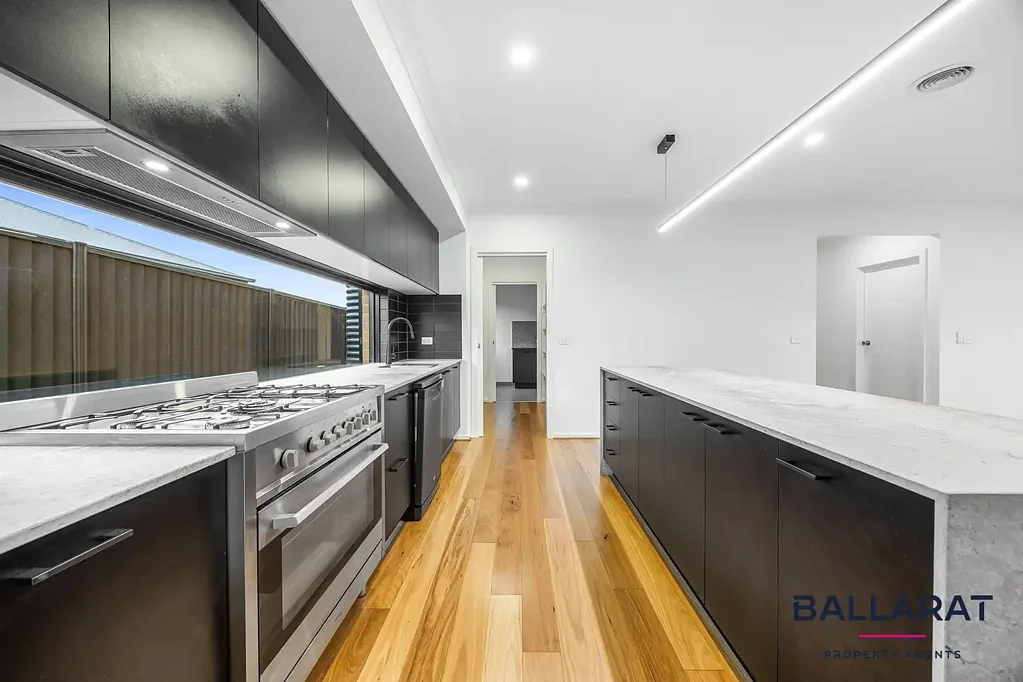 Canadian 4Zimmer Massive Family Home with Endless Appeal