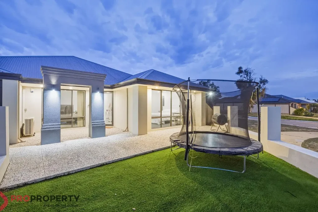 Clarkson 4غرفة نوم Contemporary Family Living with Poolside Appeal in a Prime Clarkson Setting