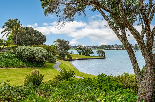16A Oleander Point, Farm Cove, Manukau City