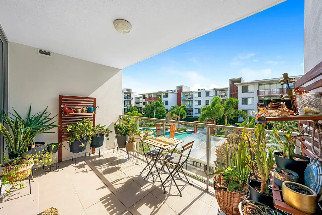 STYLISH APARTMENT WITH BALCONY OVERLOOKING THE POOL