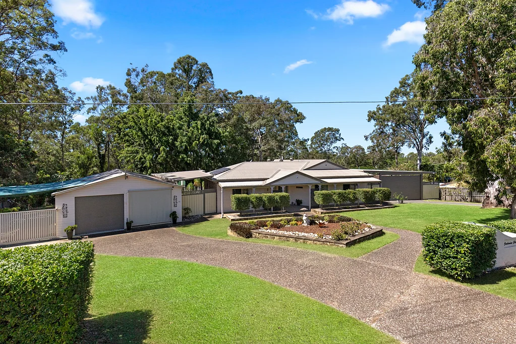 Helensvale 5部屋 Delightful Dual Living on Tranquil 1 Acre Block