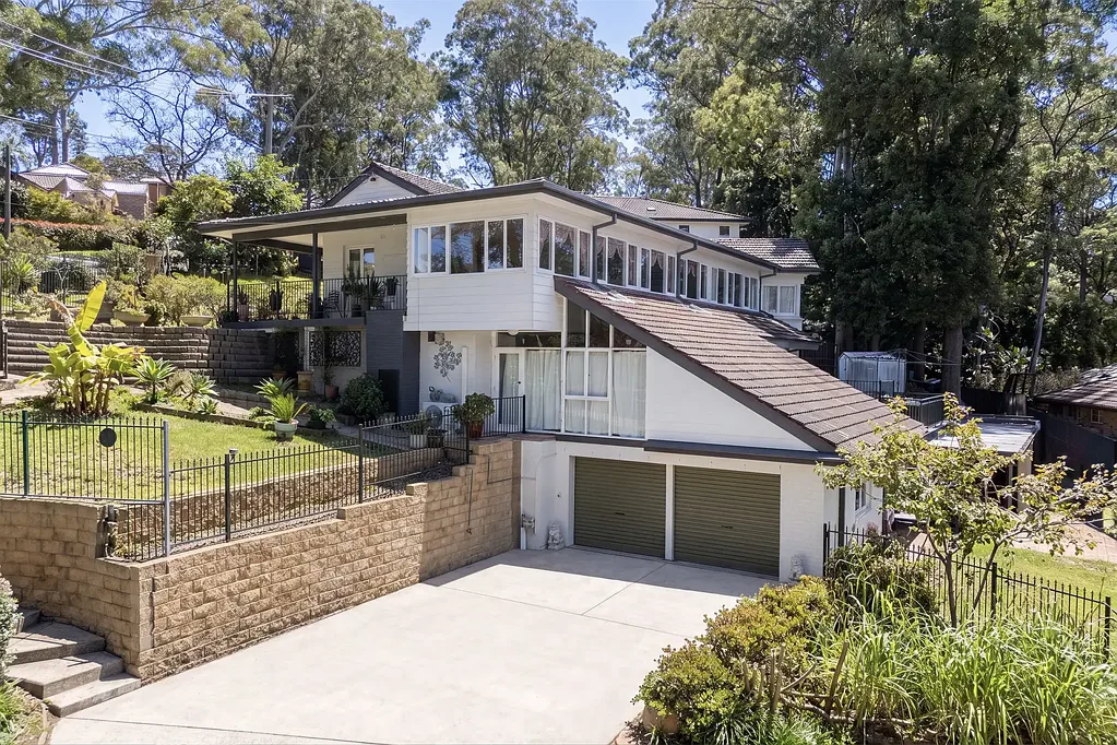 Wahroonga 4Phòng ngủ Timeless Family Home on a Prized Corner Block !