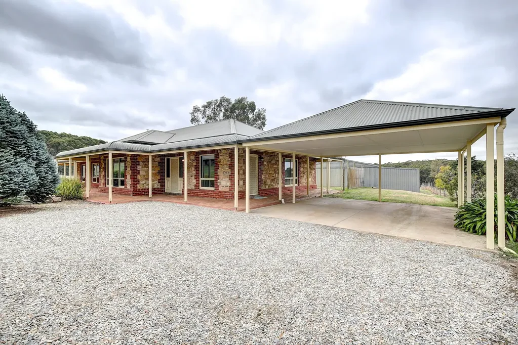 Spacious Lifestyle Property with Modern Comforts – Ideal for Families & Hobby Farmers