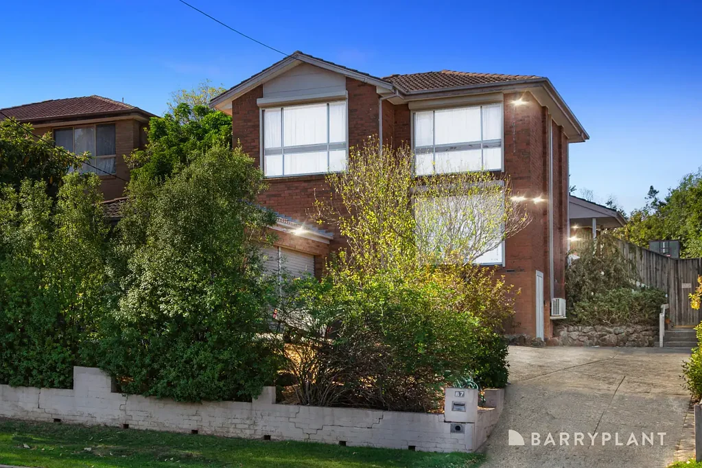 Ferntree Gully 5房  Immaculate Family Haven with Versatile Living Spaces.