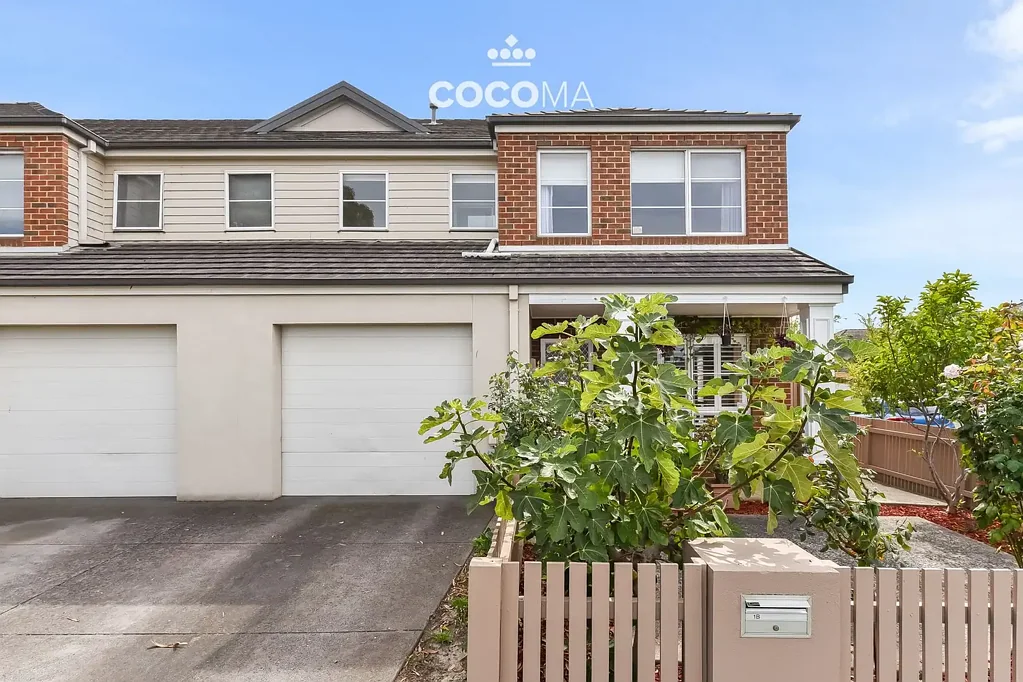 Springvale South 3房 转角地块优越  三卧宽敞舒适  主卧带步入式衣帽间套间  开放式起居用餐区采光足  现代厨房中岛电器齐全  高天花板百叶窗  低维护铺砌庭院  单车库额外停车  随时可入住  便利生活配套 Corner Charm with Space, Style and Everyday Convenience