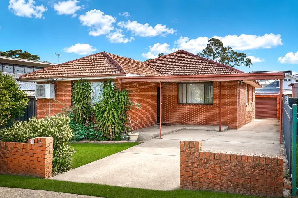 Merrylands 4غرفة نوم Prime Tightly Held Location | Charming Original Family Home