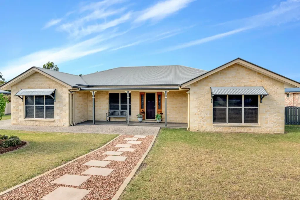 Warwick 4Phòng ngủ MODERN COUNTRY COMFORT WITH SPACE, STYLE & SWEEPING VIEWS                     9 CANNINGVALE ROAD, WARWICK.