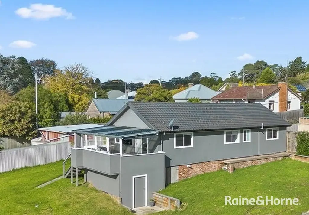 Family Living with Modern Comforts - Walk to Town