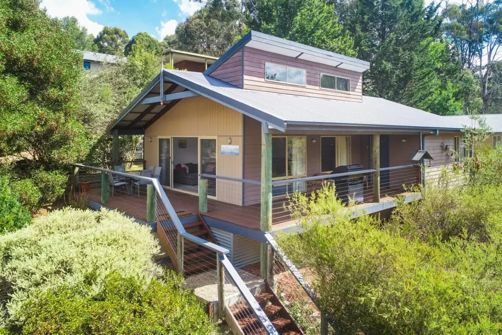 Merrijig 3 Bedroom Light filled low maintenance home with Buller views!