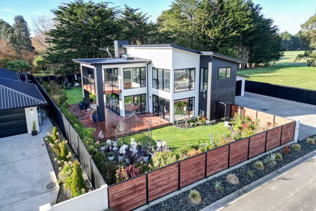 Waikiwi 4Zimmer Executive Living With Exceptional Garaging.