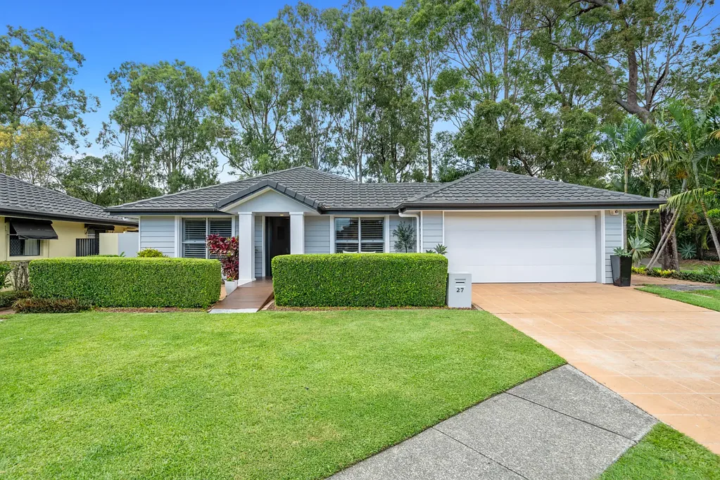 Burleigh Waters 4कमरा IMMACULATELY PRESENTED, BURLEIGH COVE LOCATION, COASTAL LIFESTYLE.