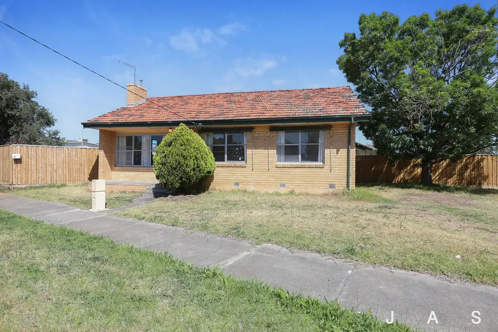 Comfortable Living with a Huge Backyard!