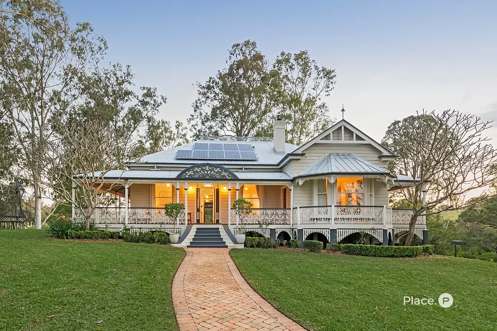 Kenmore 5બેડરૂમ Majestic heritage riverside homestead