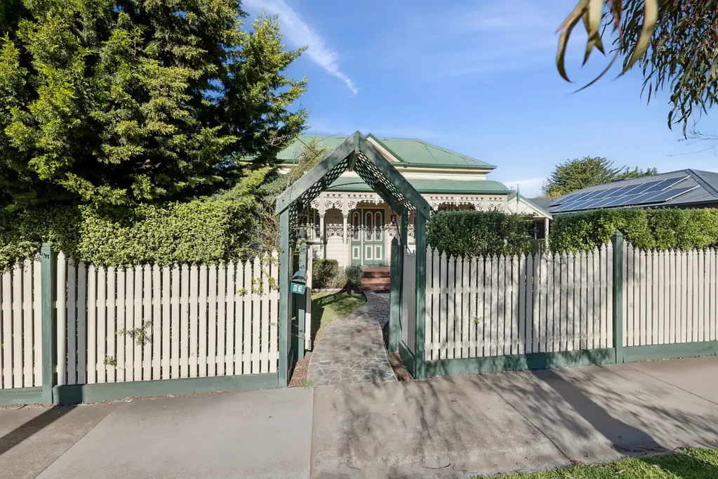 83 Carpenter Street, Quarry Hill, VIC 3550