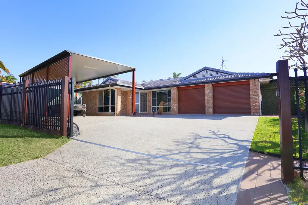 FAMILY LIVING WITH POOL AND CARAVAN SPACE