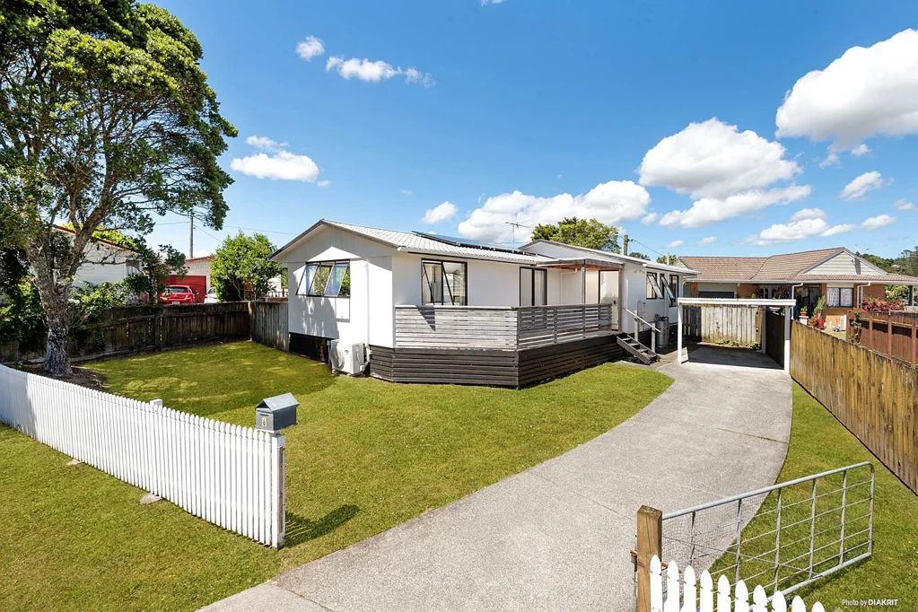6 Posa Avenue, Henderson, Waitakere City, Auckland